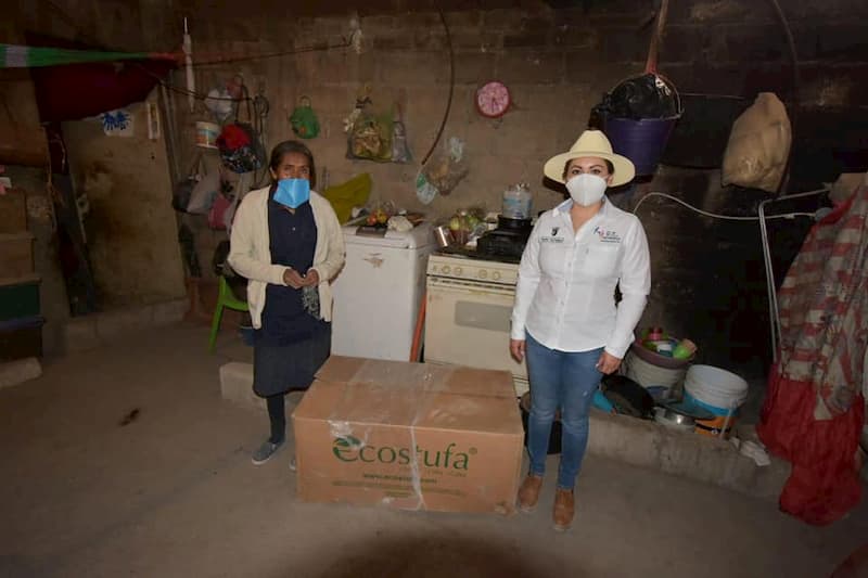 DIF Municipal de Tequisquiapan entregó estufas ecológicas en La Lira
