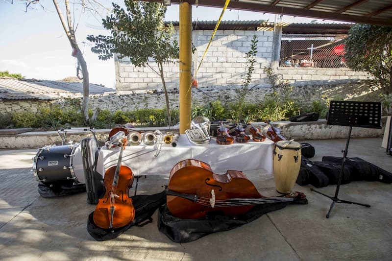 Dan instrumentos a niños que hacían música con mangueras y botellas de plástico en SJR, Querétaro
