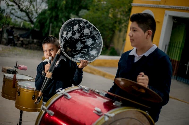 Dan instrumentos a niños que hacían música con mangueras y botellas de plástico en SJR, Querétaro