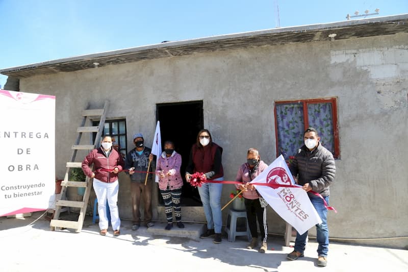 Elvia Montes entrega apoyos de vivienda en la Delegación de Bernal
