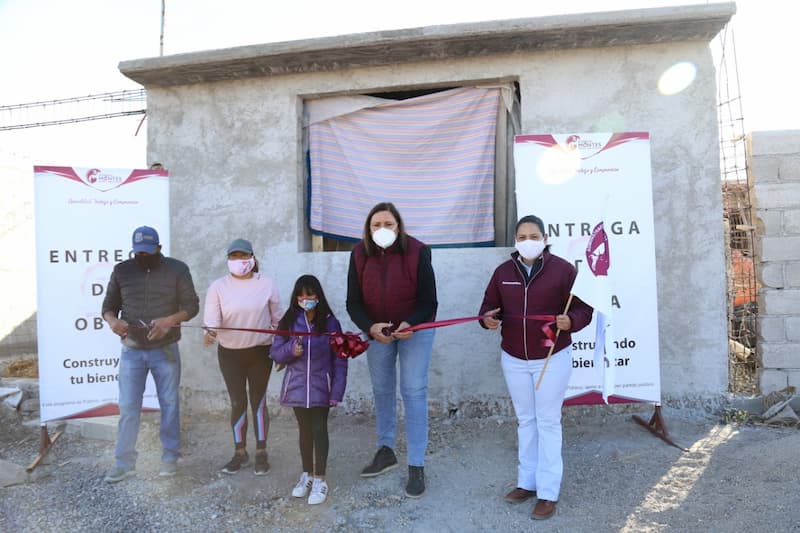 Elvia Montes entrega apoyos de vivienda en la Delegación de Bernal