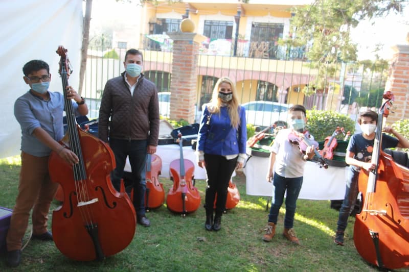 Entregan instrumentos musicales a orquesta de Tequisquiapan