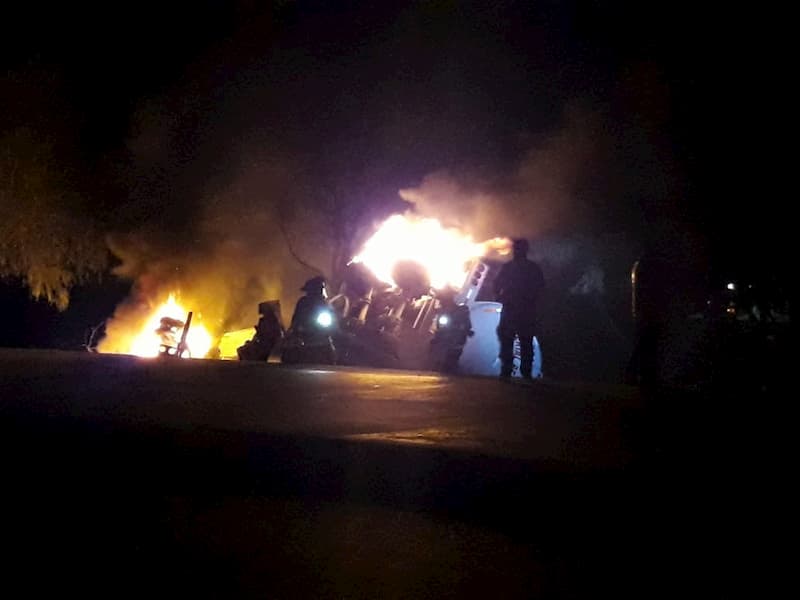 Pipa choca y se incendia en la 57, en San Juan del Río QRO, chófer desaparecido