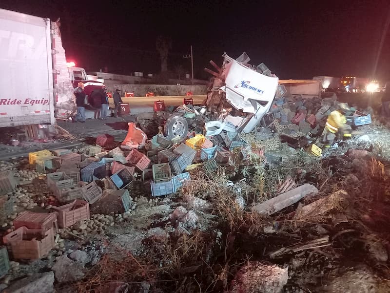 Tráiler sin frenos embiste a 3 transportes pesados, colapsa la 57 en SJR Querétaro