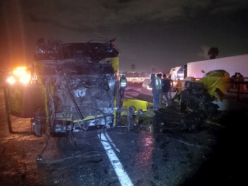 Tráiler sin frenos embiste a 3 transportes pesados, colapsa la 57 en SJR Querétaro