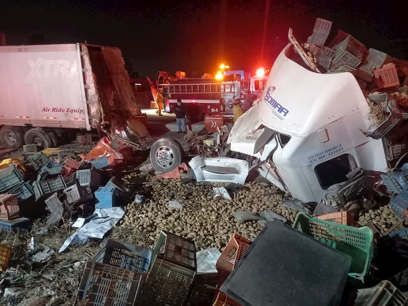 Tráiler sin frenos embiste a 3 transportes pesados, colapsa la 57 en SJR Querétaro