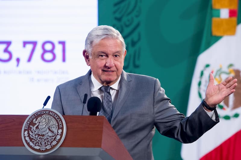 Vacunación a personal de la salud no se detiene, AMLO