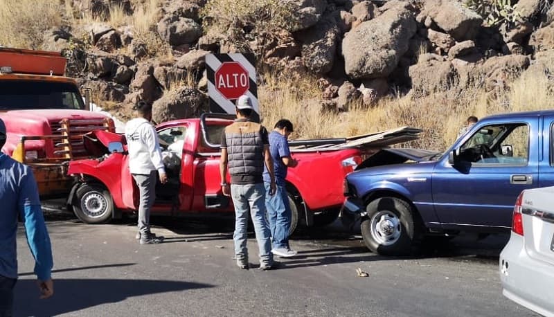 Camión sin frenos choca y arrastra vehículos en túnel de San Juan del Río, QRO