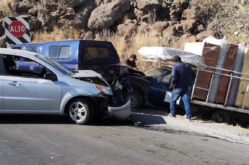 Camión sin frenos choca y arrastra vehículos en túnel de San Juan del Río, QRO