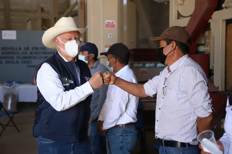 Entregan apoyos en Cadereyta de Montes a productores agrícolas