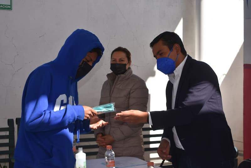 Entregan lentes en campaña de salud visual en Pedro Escobedo