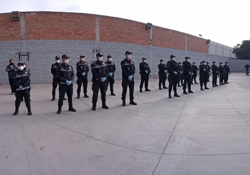 Entregan uniformes a personal de apoyo vial de Pedro Escobedo