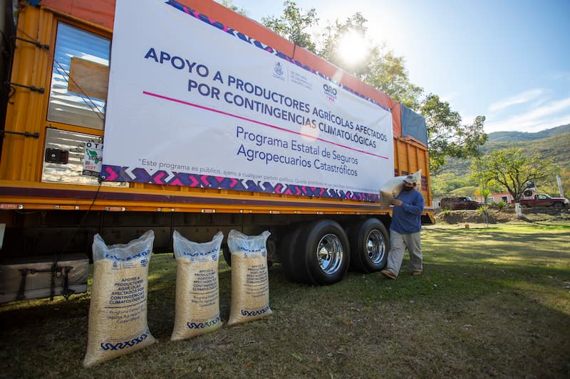 Francisco Domínguez entregó obras y apoyos en Landa de Matamoros