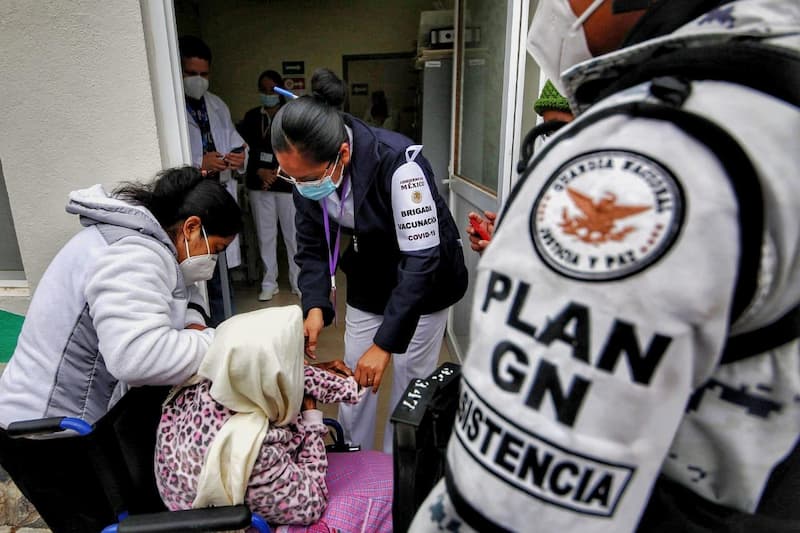 Inicia vacunación contra Covid-19 en adultos mayores de Querétaro