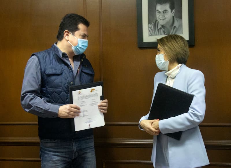 Toño Mejía firmó convenio con CAEQ 1 Toño Mejía firmó convenio con CAEQ