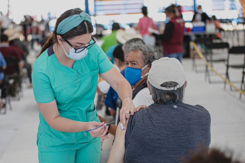 Aplican vacuna contra COVID-19 a adultos mayores de Cadereyta y Corregidora