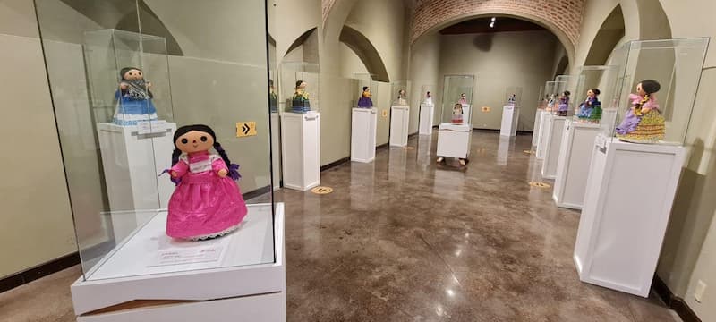 Artesanas del municipio de Amealco realizaron los vestidos de las muñecas que se presentan en la exposición