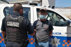 Detiene policía de San Juan del Río a 2 sujetos y recupera dos autos