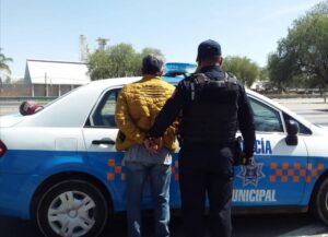 Detiene policía de San Juan del Río a 2 sujetos y recupera dos autos