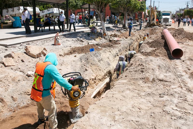 Francisco Domínguez supervisa obra de mejoramiento urbano en Pedro Escobedo