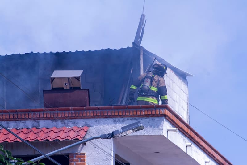 Fuerte incendio consume negocio en el centro de San Juan del Río