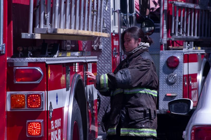 Fuerte incendio consume negocio en el centro de San Juan del Río