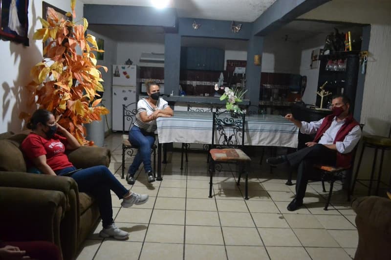 Hugo Cabrera se reunió con familias de San Juan del Río