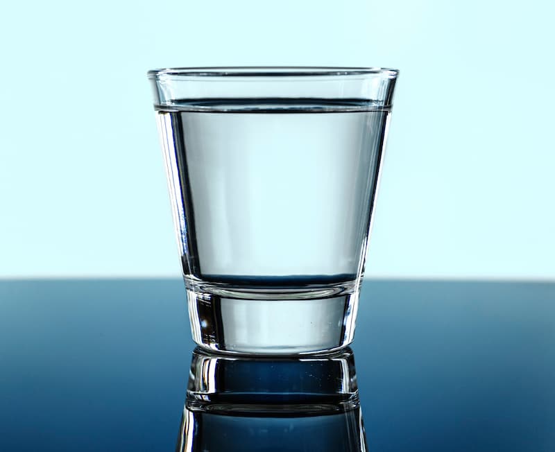 Importante tomar agua para evitar la deshidratación