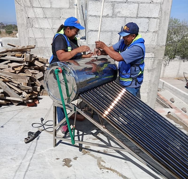 Reciben calentadores solares habitantes de la colonia Vicente Guerrero, Pedro Escobedo