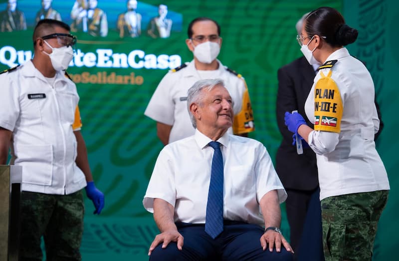 AMLO recibe vacuna contra COVID-19