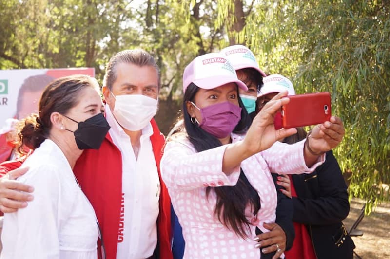 Hugo Cabrera lleva propuestas a mujeres de San Juan del Río