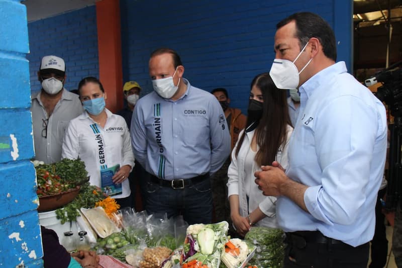 Roberto Cabrera se compromete a apoyar a comerciantes del Mercado Juárez