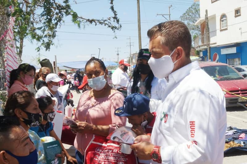 Hugo Cabrera visitó a comerciantes del tianguis de Visthá, San Juan del Río