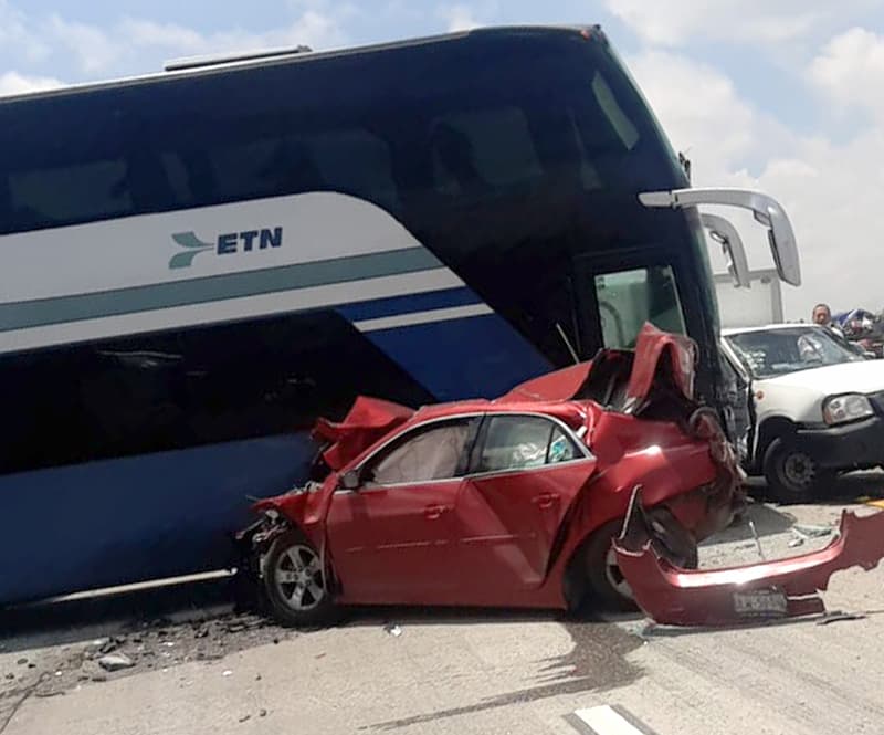 Mega carambola en la Querétaro-México, fallece adolescente vendedor de papas