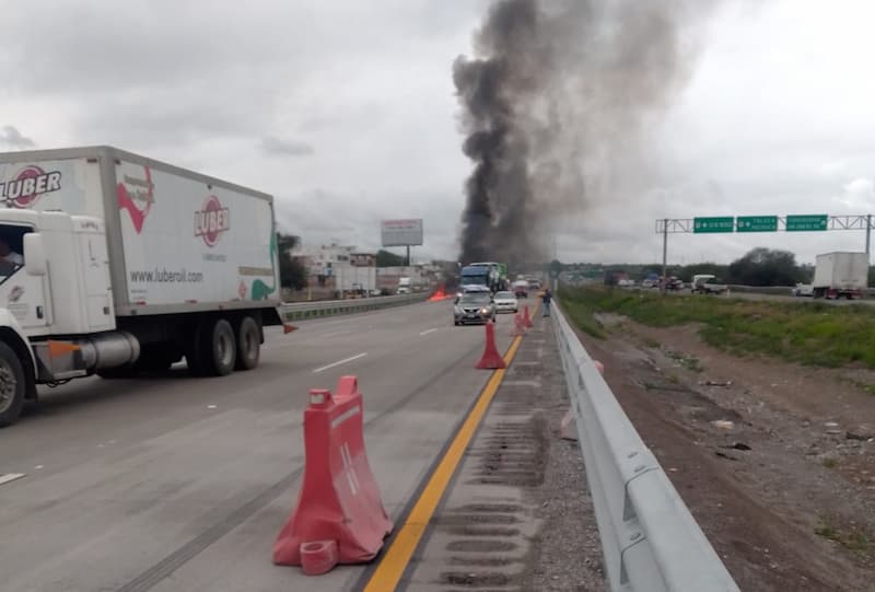 Vehículos calcinados por accidente en la México-Querétaro