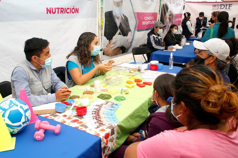 Llevan jornada de salud y de servicios a Pedro Escobedo