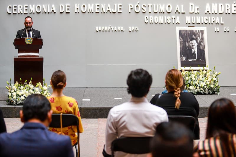 Rinden homenaje en mpio de Querétaro a Andrés Garrido del Toral