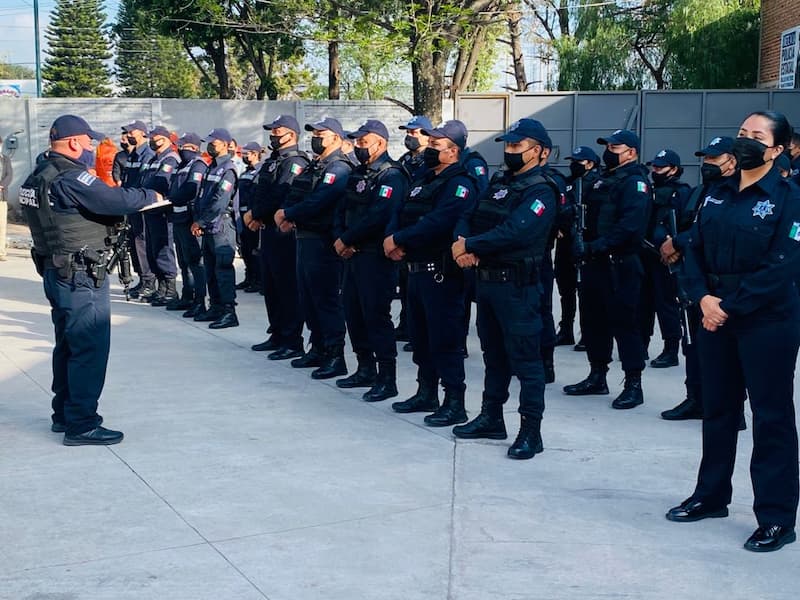 Tianguistas entregan reconocimiento a policías de Pedro Escobedo