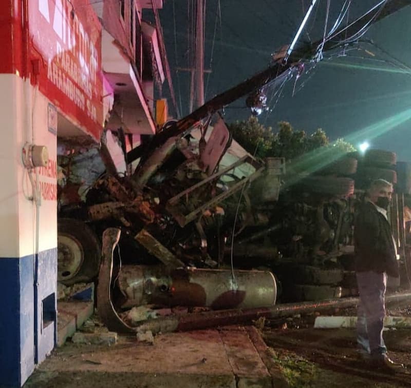 Tráiler sin frenos causa destrozos en San Juan del Río QRO