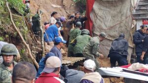 Ejército Mexicano rescata a niño “sepultado” en deslave provocado por el huracán “Grace” en Veracruz