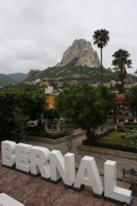 Entregaron letras monumentales al Pueblo Mágico de Bernal 1