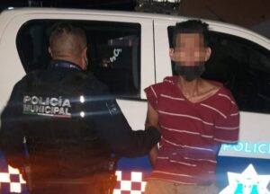 La policía municipal de San Juan del Río detuvo a un hombre que portaba presuntas metanfetaminas en SJR Querétaro