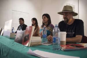 UAQ realiza presentación del libro "A un alguien, en algún lugar" 1 Presenta UAQ libro “A un alguien, en algún lugar”