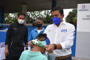 Realizan entrega de uniformes deportivos a academia de fútbol infantil de Pedro Escobedo 1