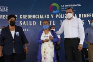 Tianguistas y locatarios de mercados en mpio de Querétaro recibieron credenciales y pólizas de salud 1