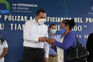Tianguistas y locatarios de mercados en mpio de Querétaro recibieron credenciales y pólizas de salud