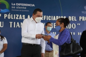 Tianguistas y locatarios de mercados en mpio de Querétaro recibieron credenciales y pólizas de salud