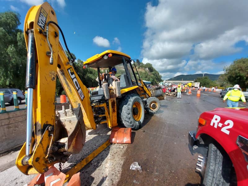 Tráiler sin frenos arrasa con todo en la 57, en San Juan del Río