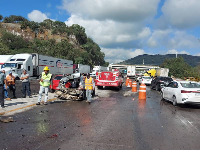 Tráiler sin frenos arrasa con todo en la 57, en San Juan del Río