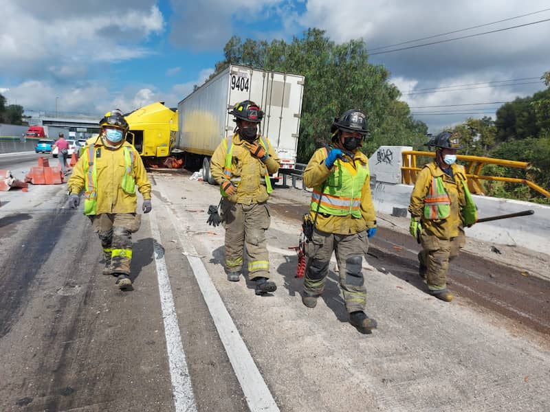 Tráiler sin frenos arrasa con todo en la 57, en San Juan del Río